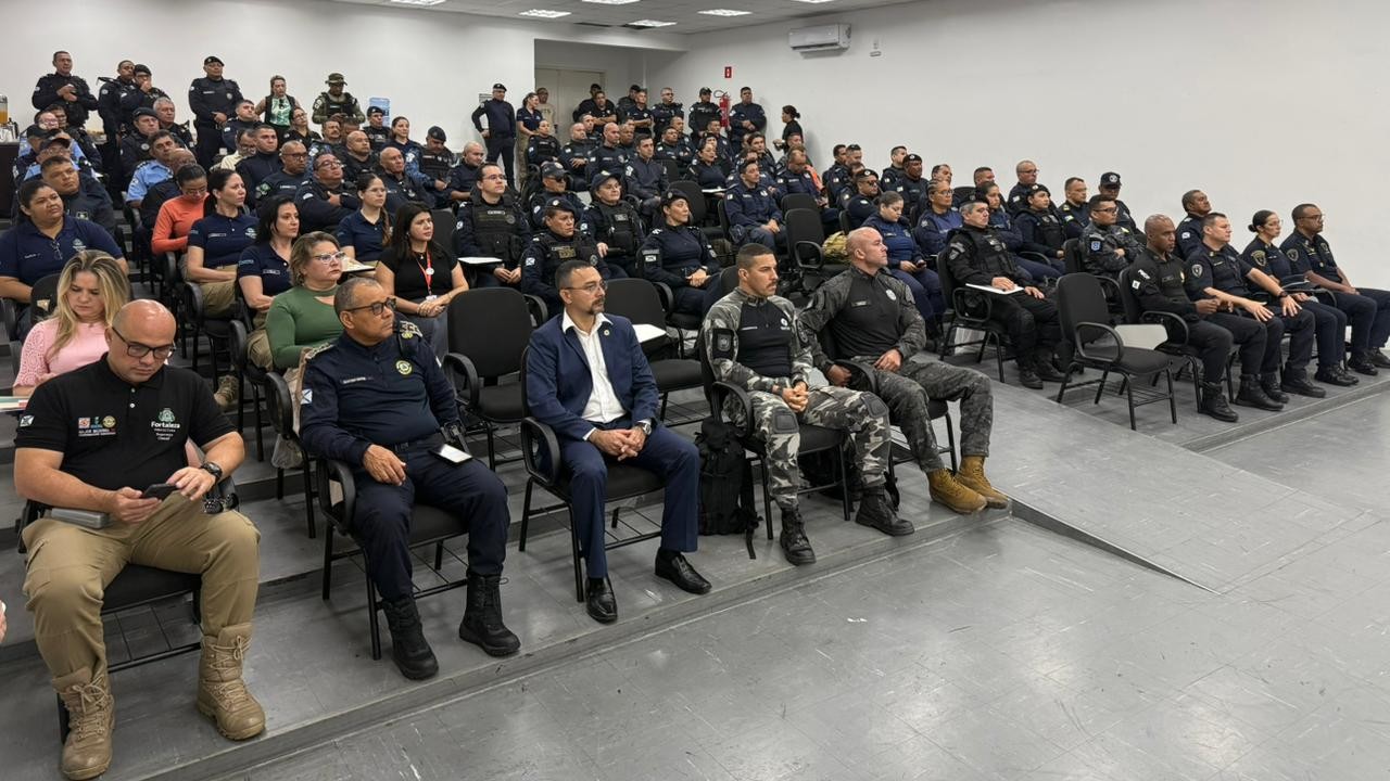 grupo de pessoas num auditório